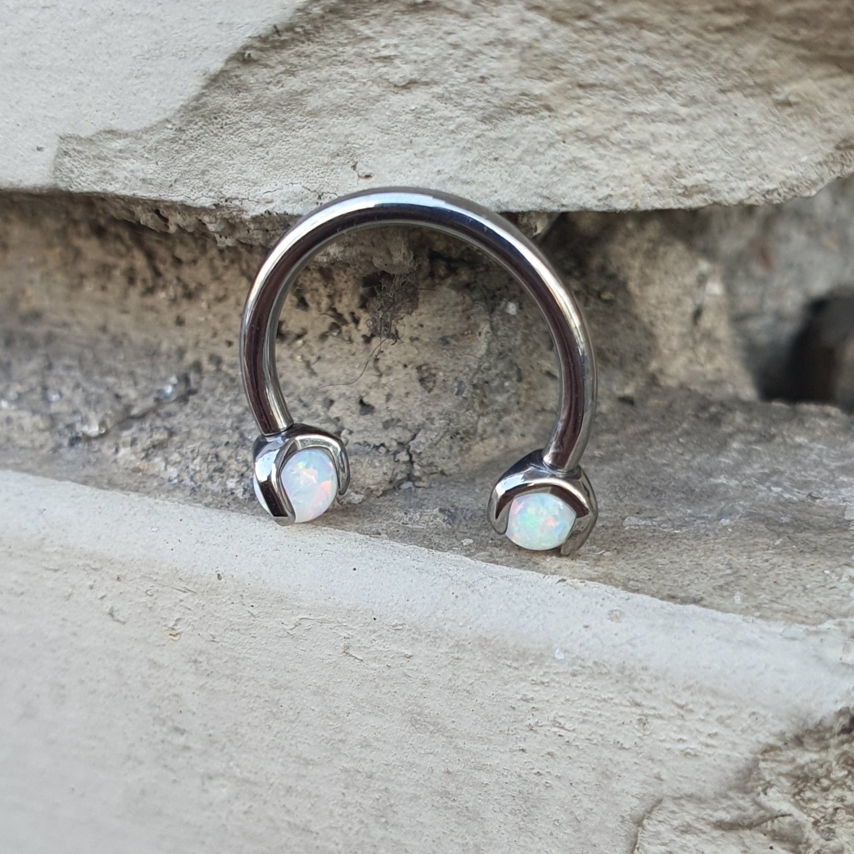 Circular barbell T084 Piercing