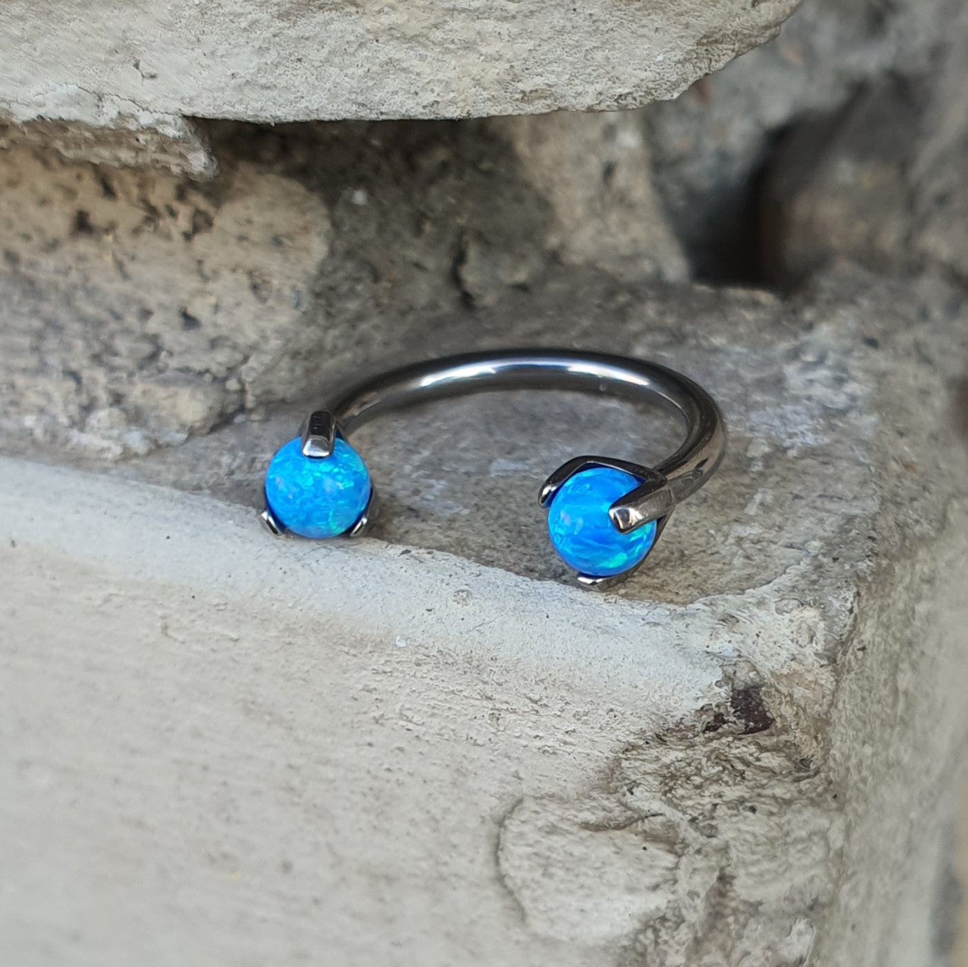 Circular barbell T084 Piercing