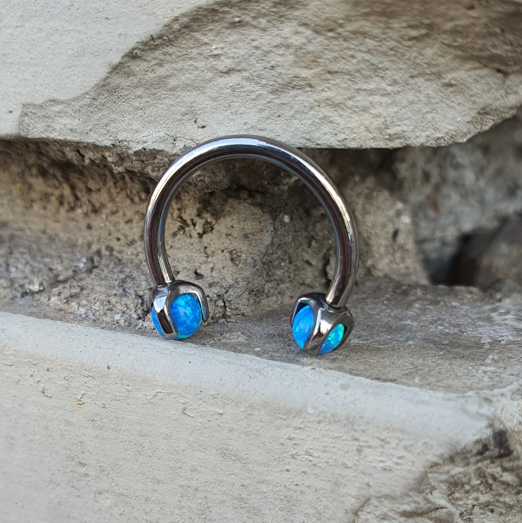 Circular barbell T084 Piercing