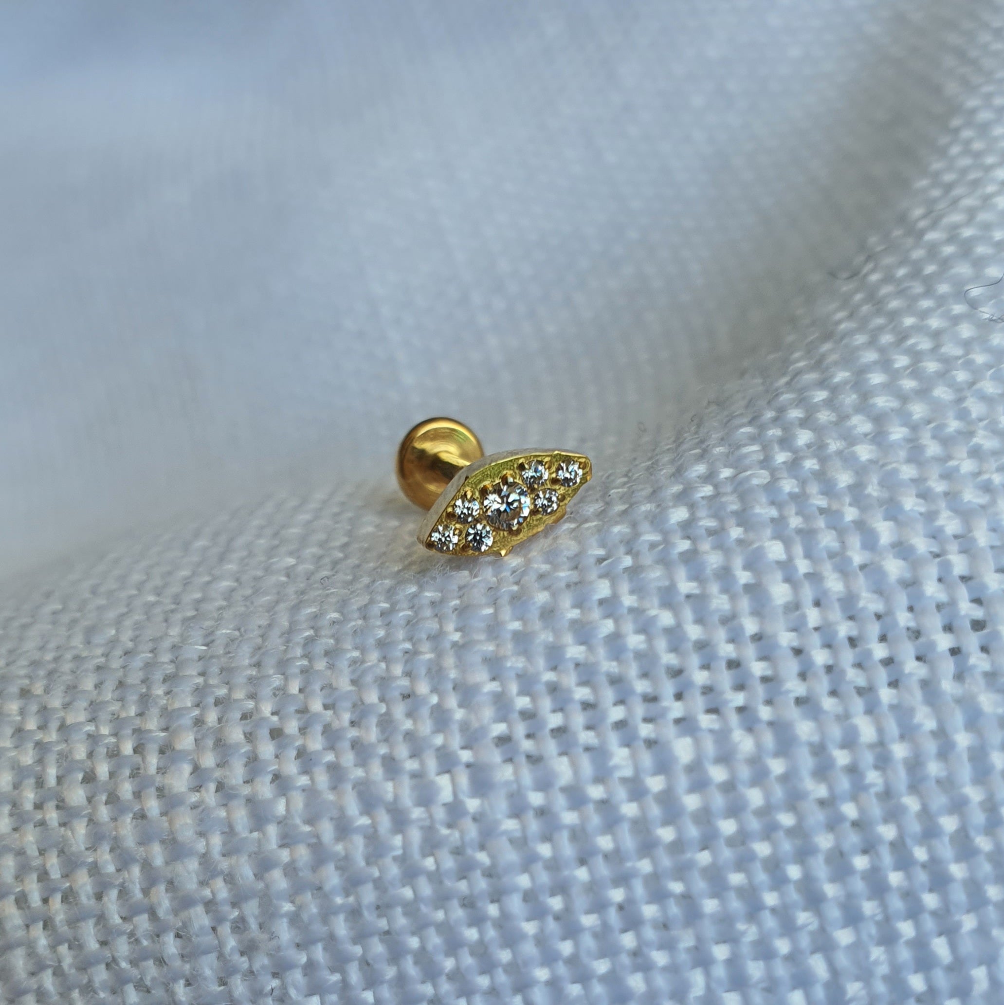 Labret T137 Piercing