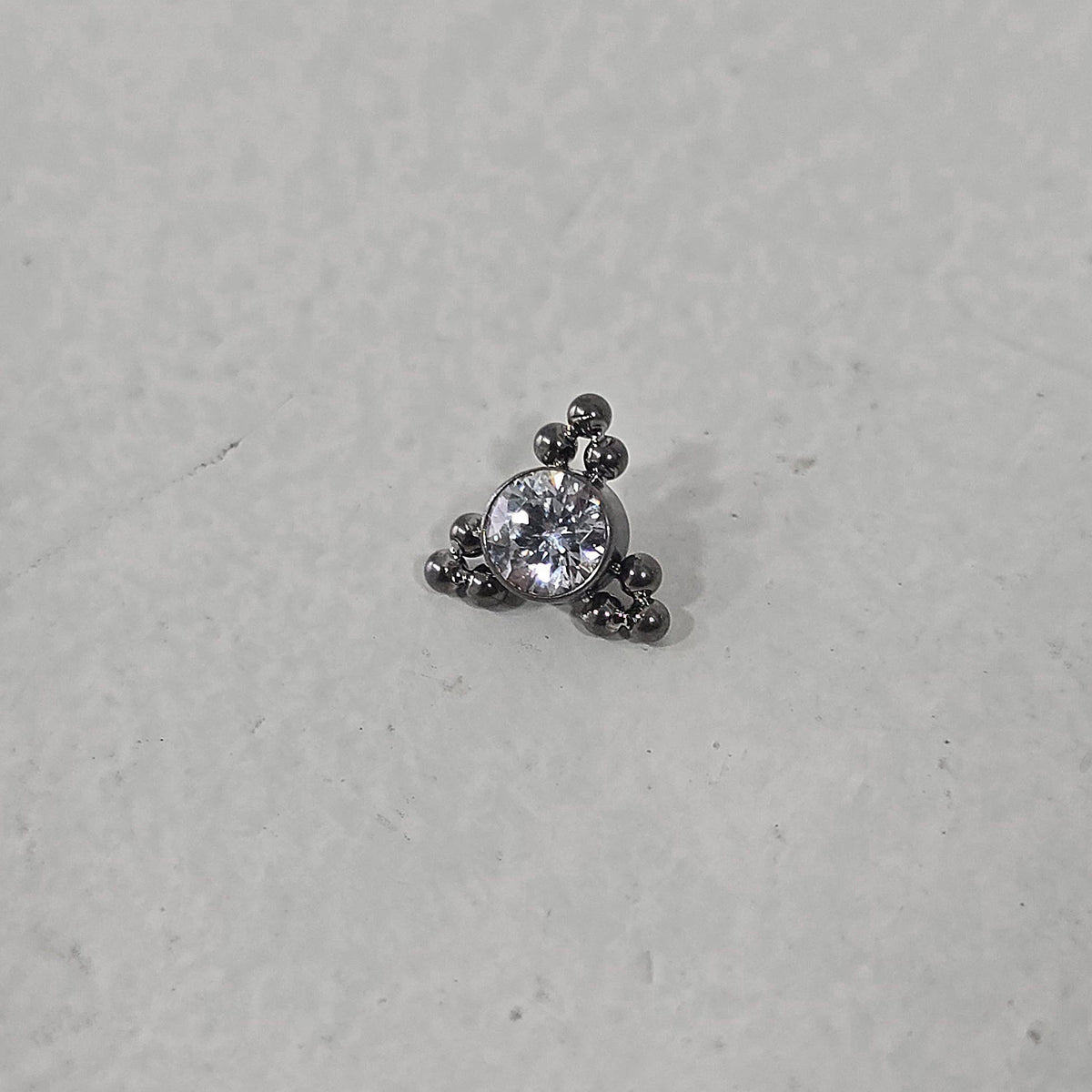 piercing dermal triangolo titanio anallergico