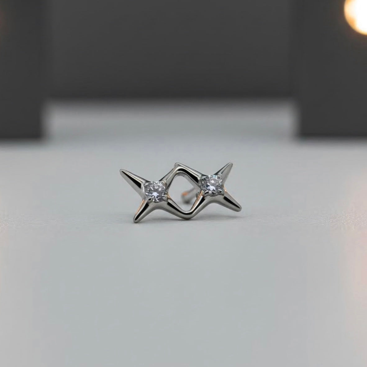 piercing labret geometrico